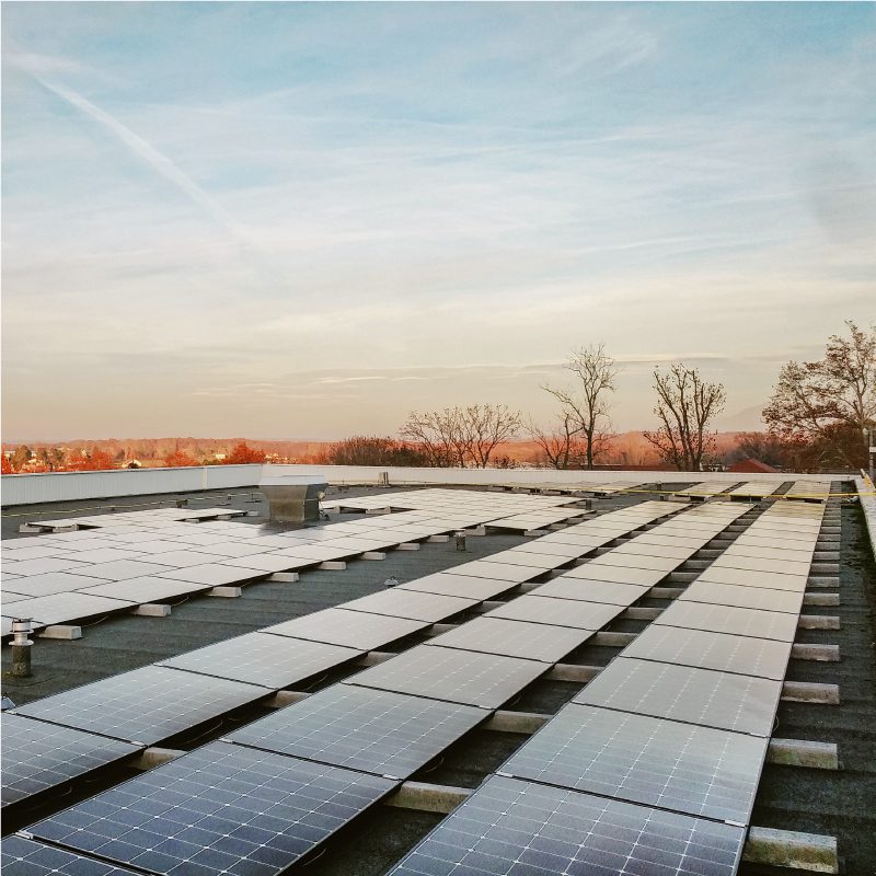 Photovoltaikanlage auf Flachdach: Merkmale und Lösungen