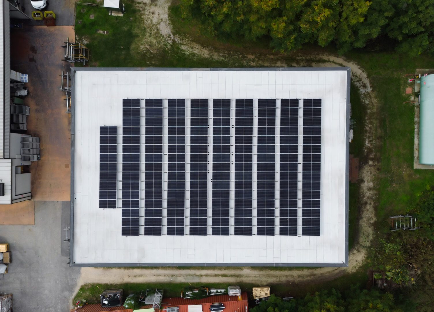 Top view of solar panels on an industrial roof with Sun Ballast XL system, designed to optimize stability and energy performance