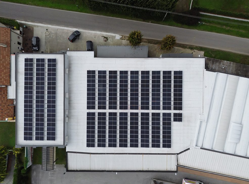 Sun Ballast Industrial XL photovoltaic system on a flat roof, installed in a company in Treviso, Italy, for a sustainable and efficient energy solution.