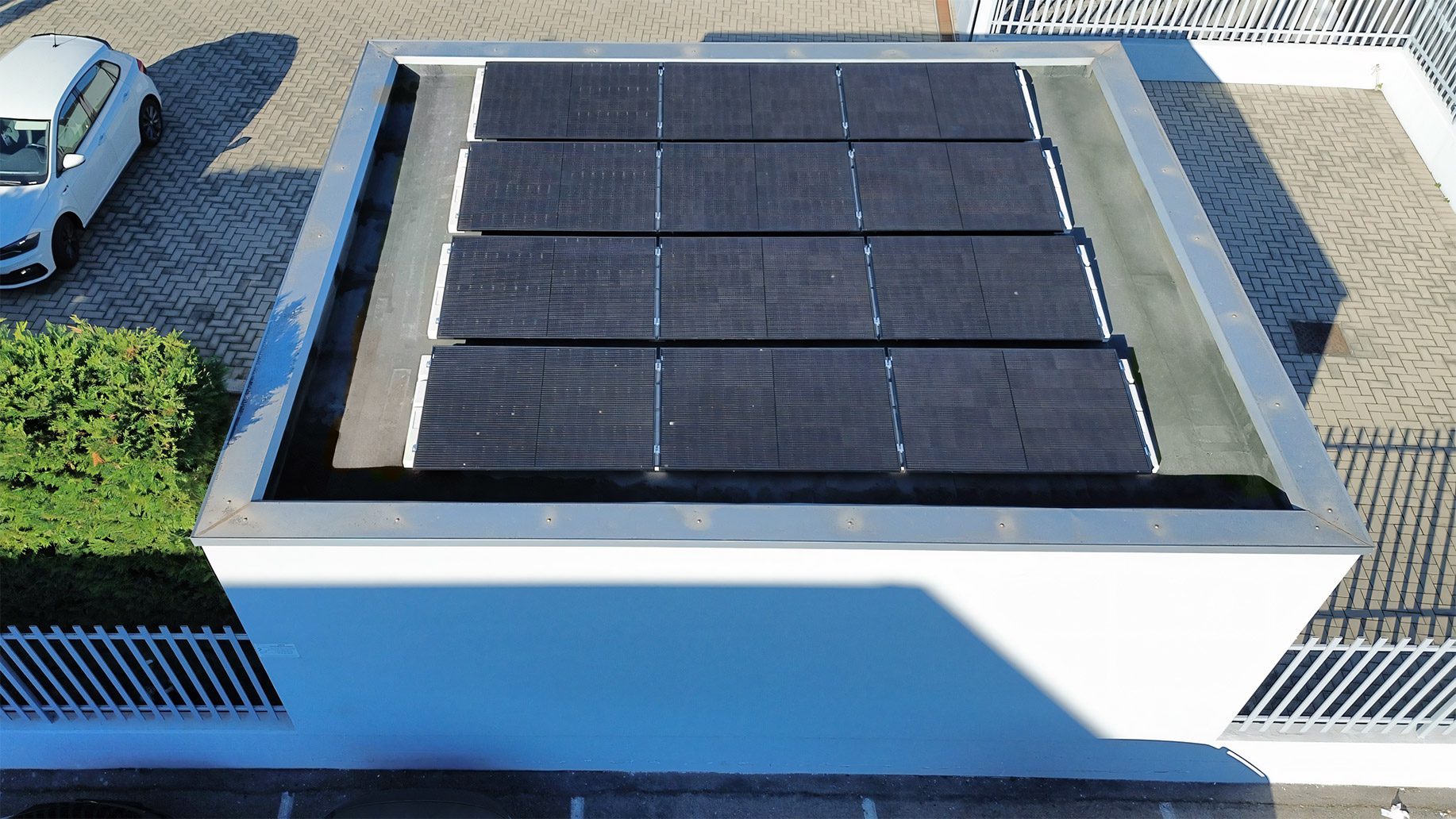 Sun Ballast photovoltaic system on a flat roof in Italy, designed with a 5° Single Row Sail system to maximize energy efficiency and stability.