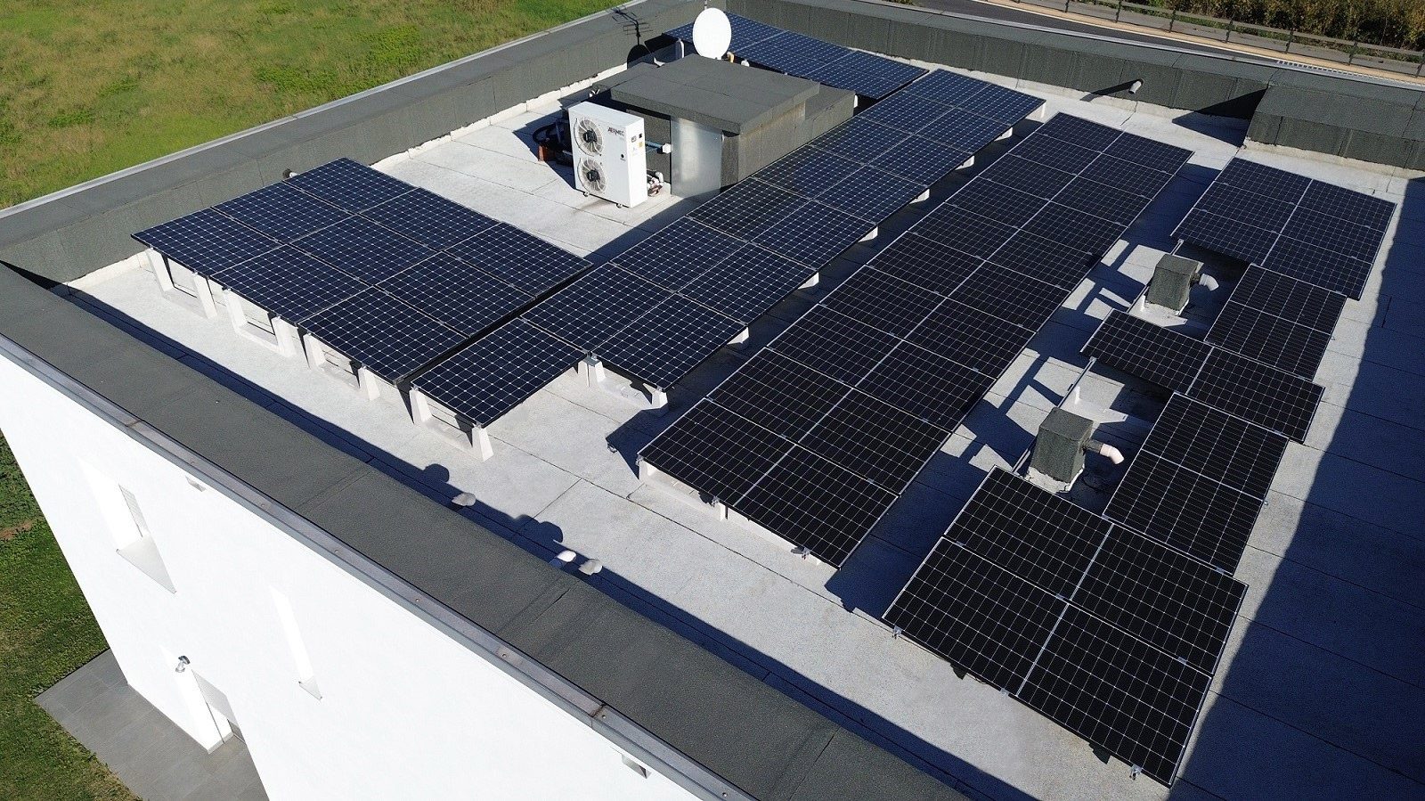 Sun Ballast 5° Single Row Sail system on a flat roof in Italy, the perfect solution for state-of-the-art photovoltaic systems.