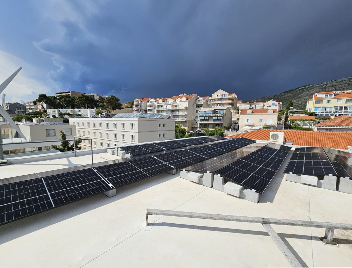 Sistemi Sun Ballast per pannelli fotovoltaici su tetto piano in Croazia, configurazione Est-Ovest per massimizzare l'esposizione solare durante l'intera giornata