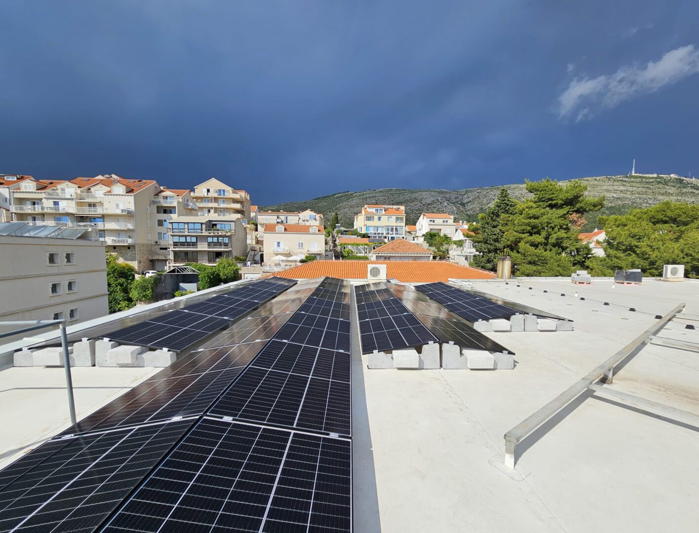 Installazione fotovoltaica Sun Ballast su tetto piano in Croazia, sistema Est-Ovest con pannelli solari ad alta efficienza per ottimizzare la produzione energetica in condizioni meteorologiche variabili