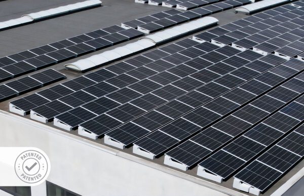 Sistema de soporte Sun Ballast para paneles solares en tejados planos: una solución innovadora y eficiente para instalaciones fotovoltaicas en entornos industriales, que garantiza estabilidad y alto rendimiento energético.