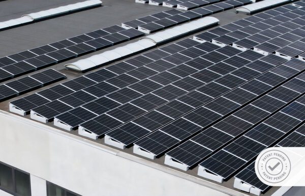 Sistema di supporto Sun Ballast per pannelli solari su tetti piani: una soluzione innovativa ed efficace per l’installazione fotovoltaica in ambienti industriali, garantendo stabilità e alte performance energetiche